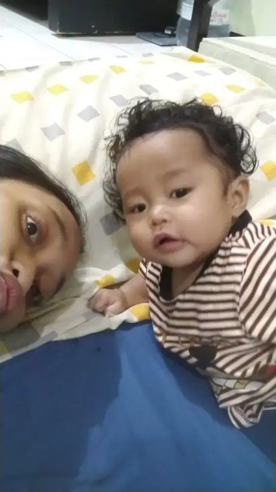 Perawat bayi dan menjaga bayi