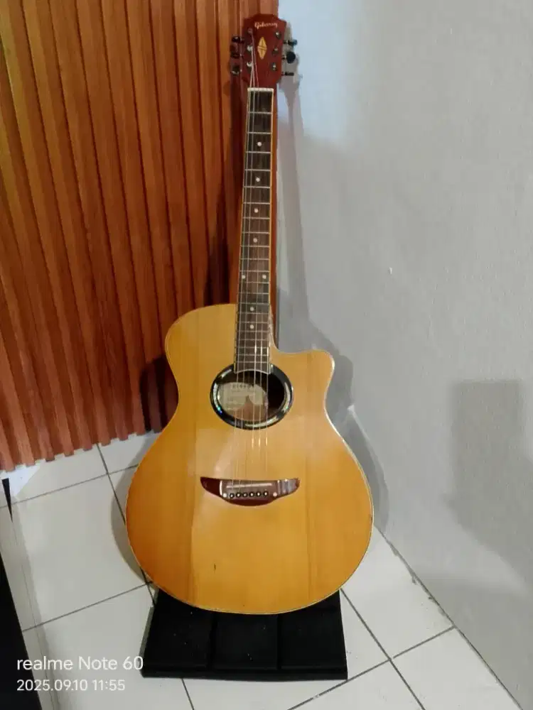 Gitar akustik 6 senermerk Gibson suara enak