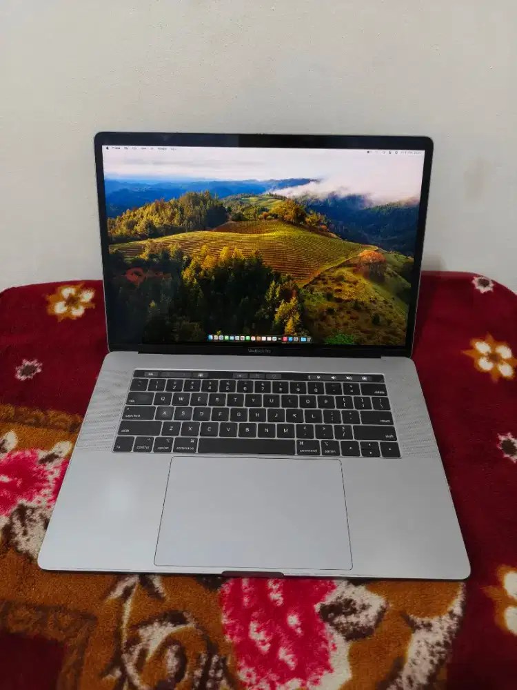 Macbook pro 15 inch 2018 i7 16gb/512gb dual vga