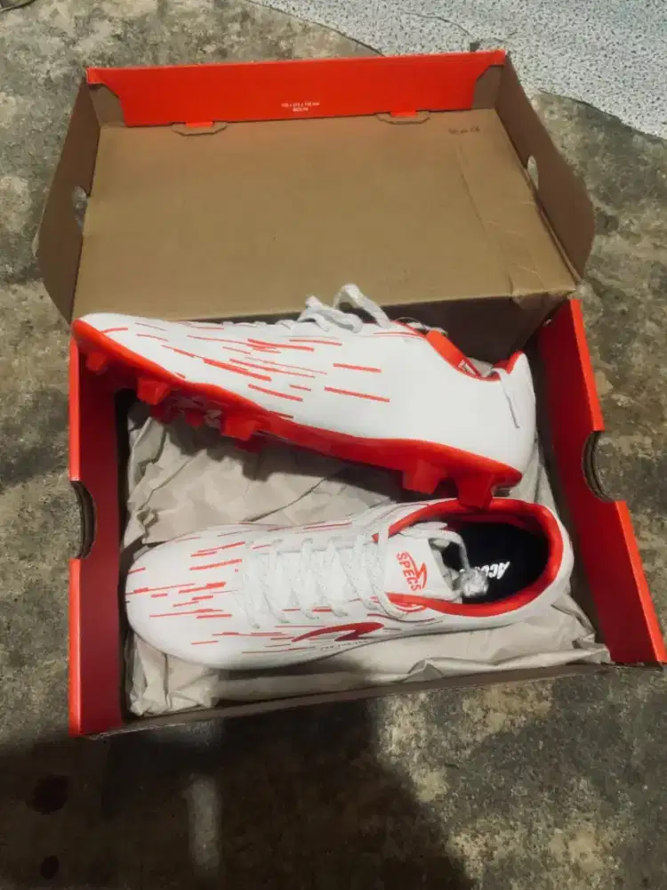 Sepatu bola ukuran 42