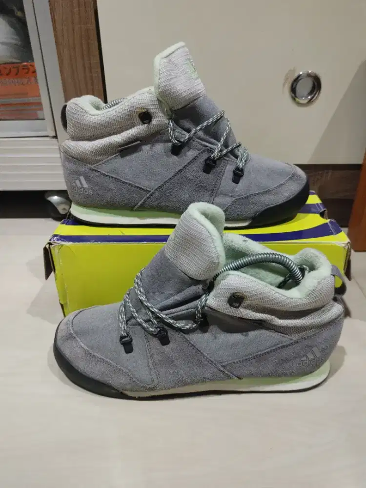 Sepatu Adidas snowpitch preloved size 40