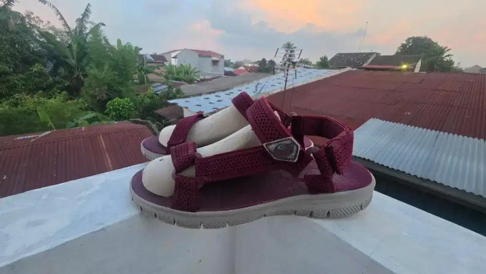 Sandal Skechers Maroon Size 43