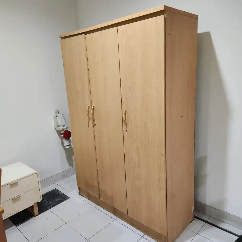 Lemari baju tempat pakaian