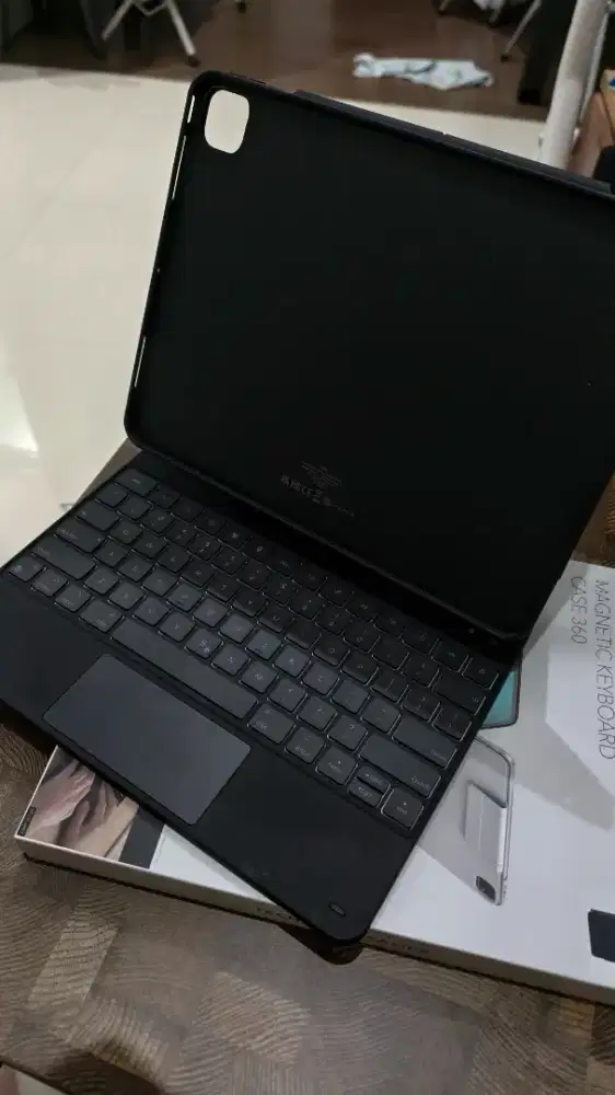 ESR Magnetic Keyboard Case 360 unt Ipad Pro 13 M4 2024
