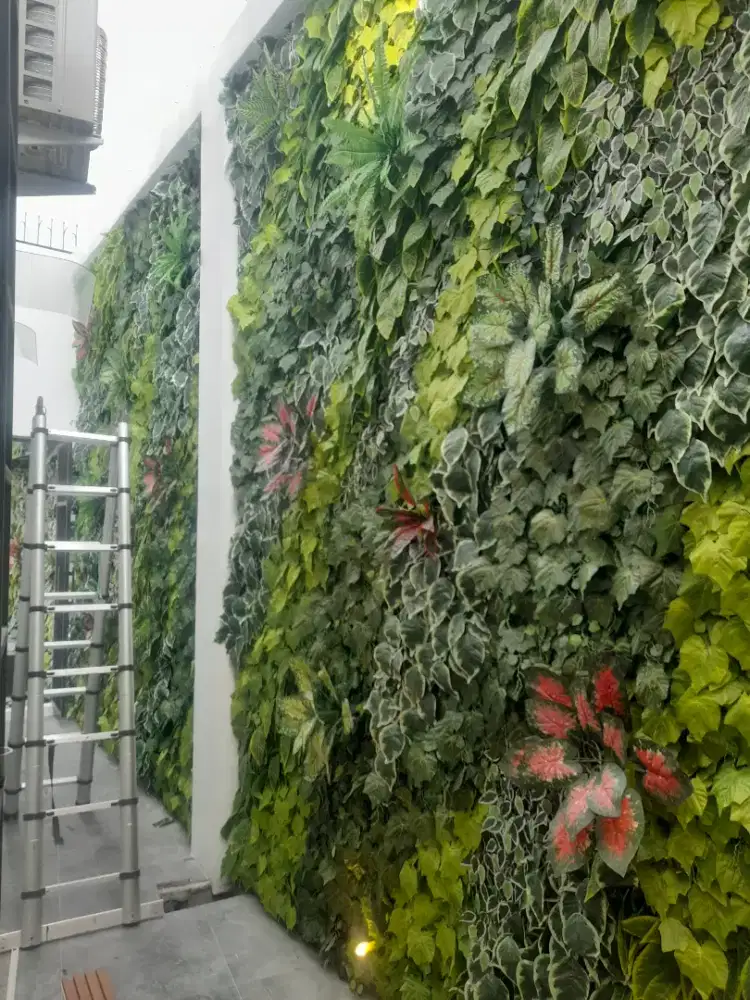 Taman Vertical Artificial-Dekorasi Daun Sintetis Di Area Dinding