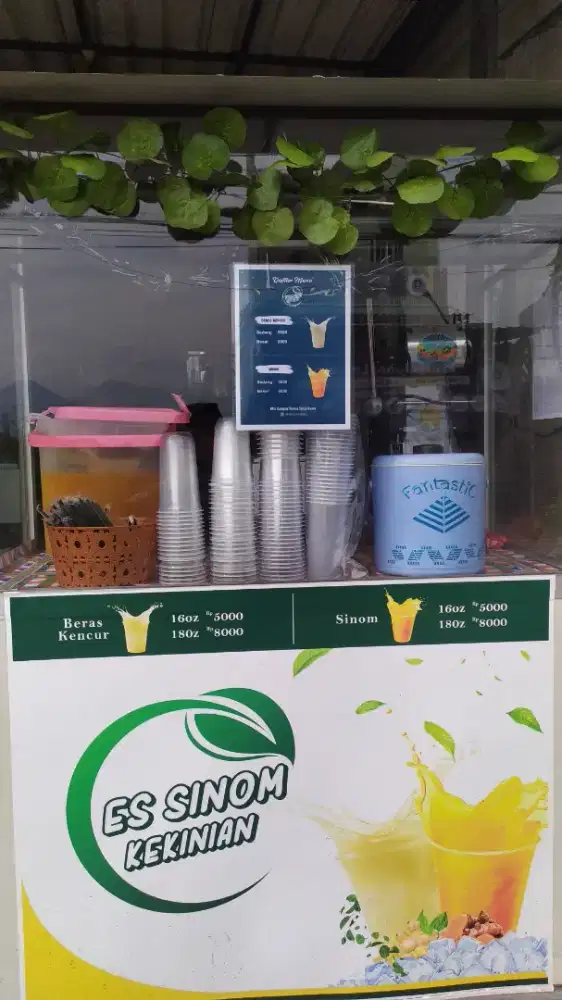 Menjaga stand sinom kekinian