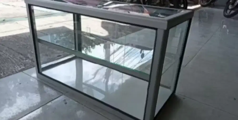 Etalase kaca dua sekat