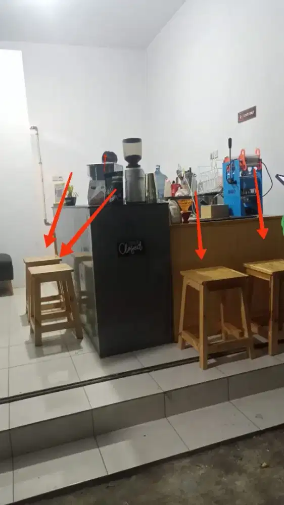 Dijual 1 Set Meja (4 Bangku +1 Meja) ex cafe