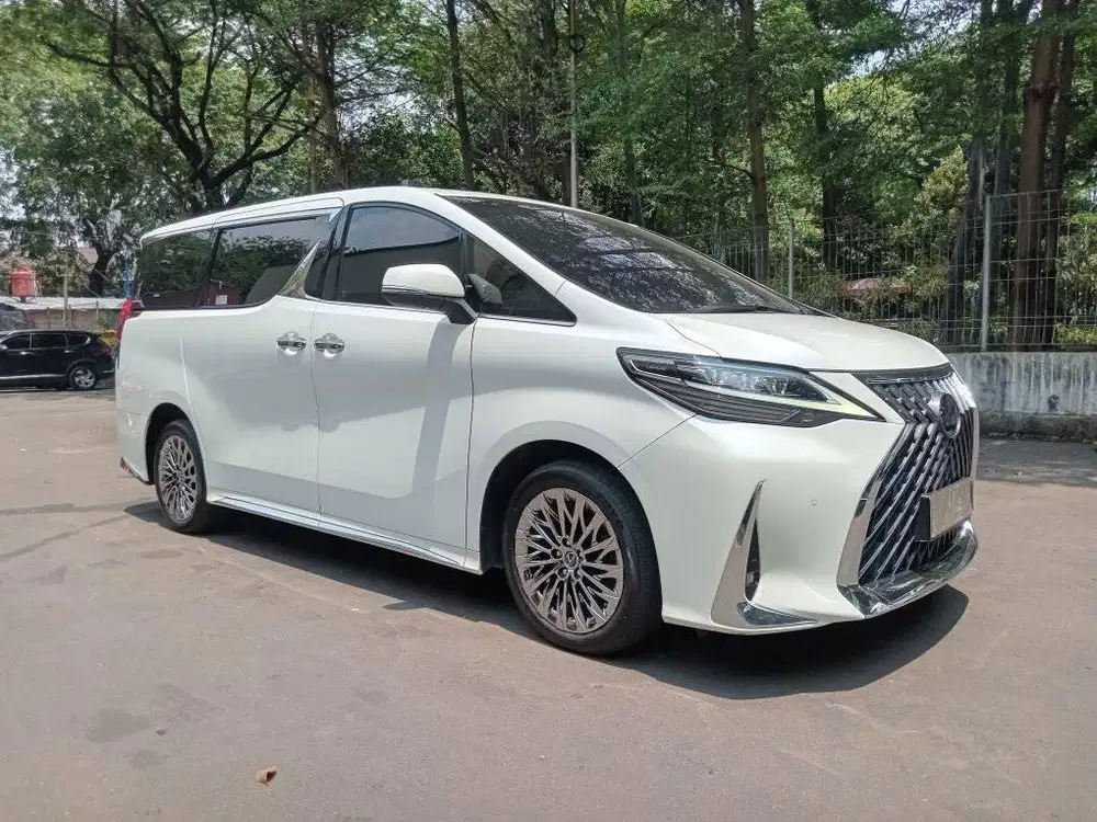 7-Seater LEXUS LM350 NIK 2022 WHITE ON BLACK