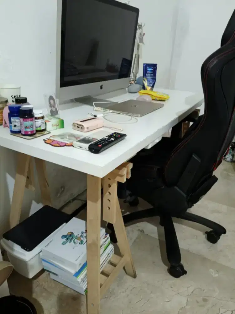 Meja kayu IKEA dan kursi gaming