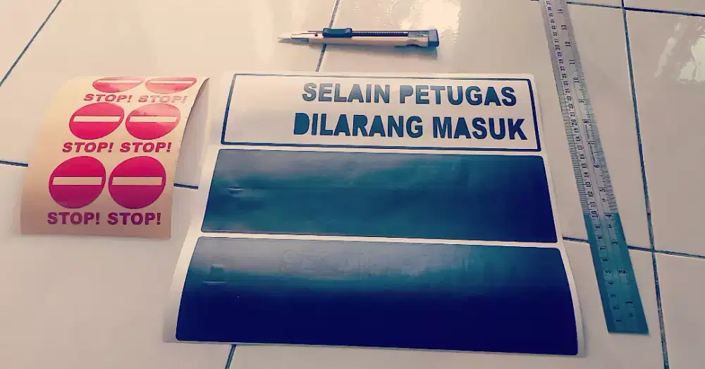 Cutting sticker tulisan & logo stiker tembok dinding sandblast custom