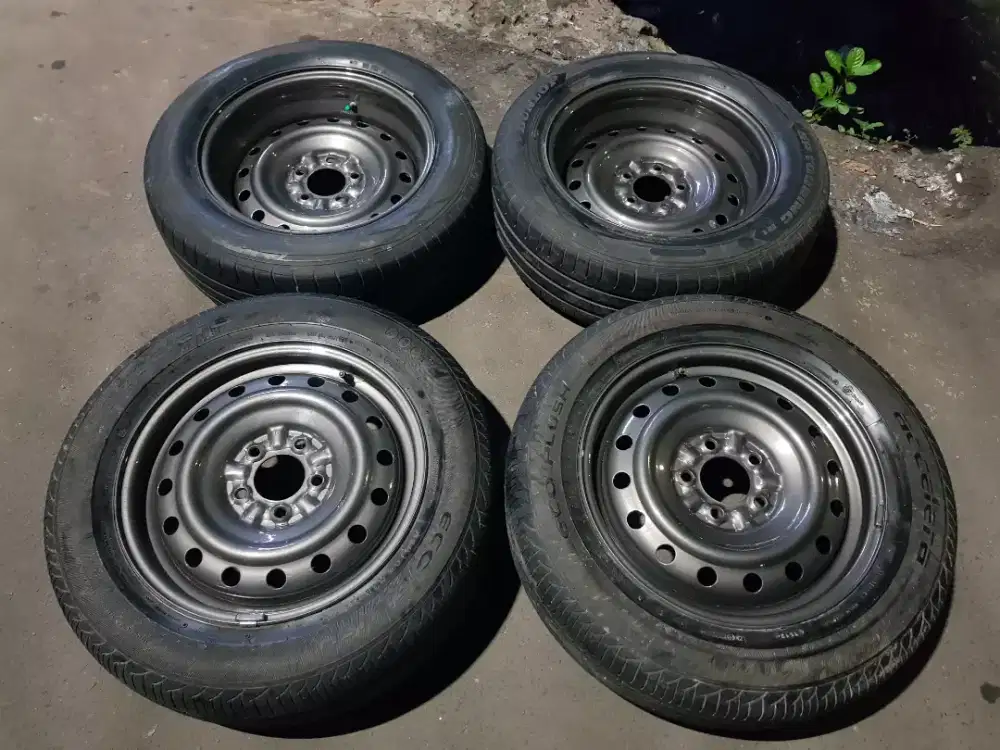 jual velg  mobil masih sangat bagus