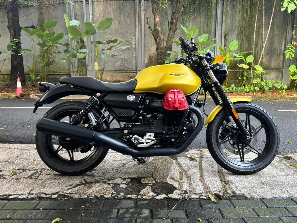 FS : Moto Guzzi V7 850 • year 2022