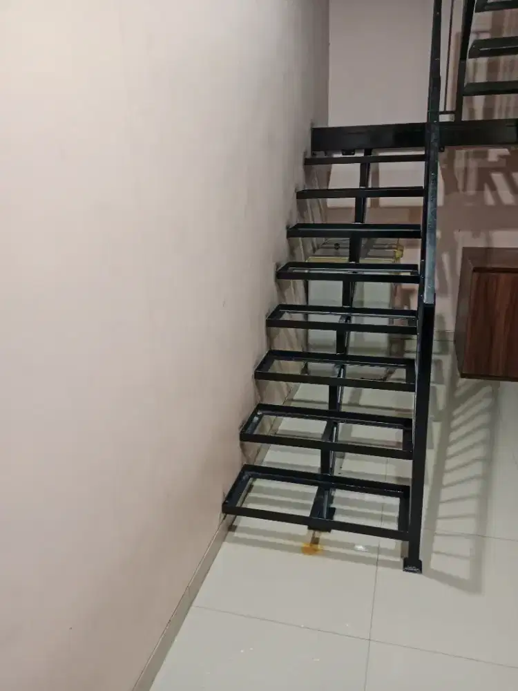 Tukang las besi dan stenlis