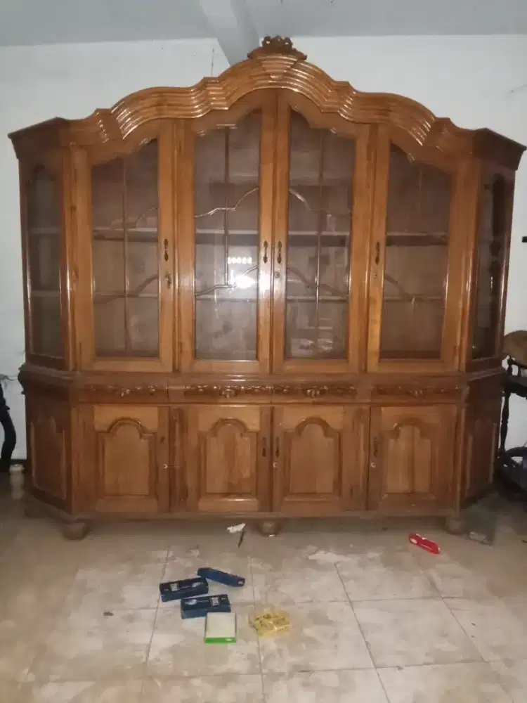 Lemari jati ukir untuk penyimpan piring