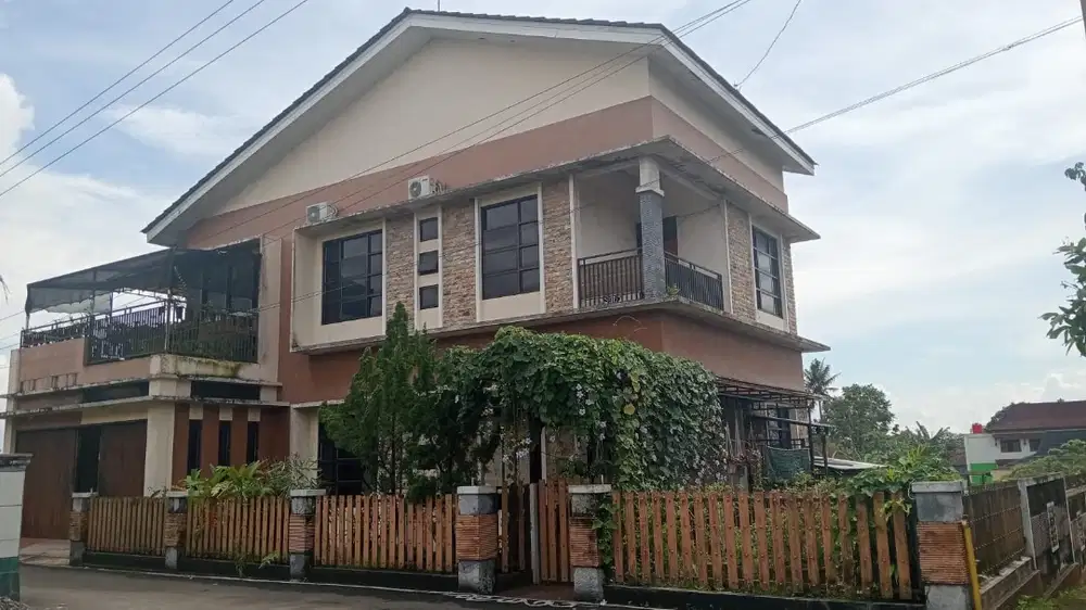 Rumah 2 Lantai, ada semi basment sama Kolam Ikan