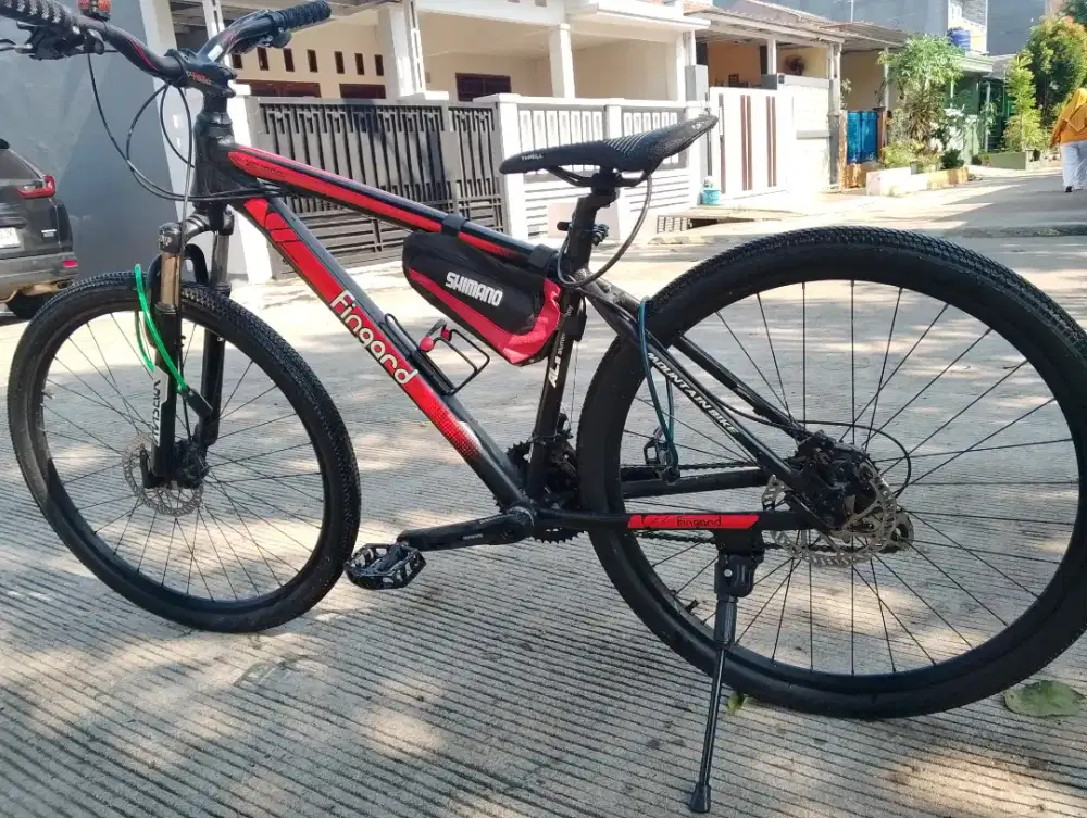 Sepeda Fingard warna merah hitam