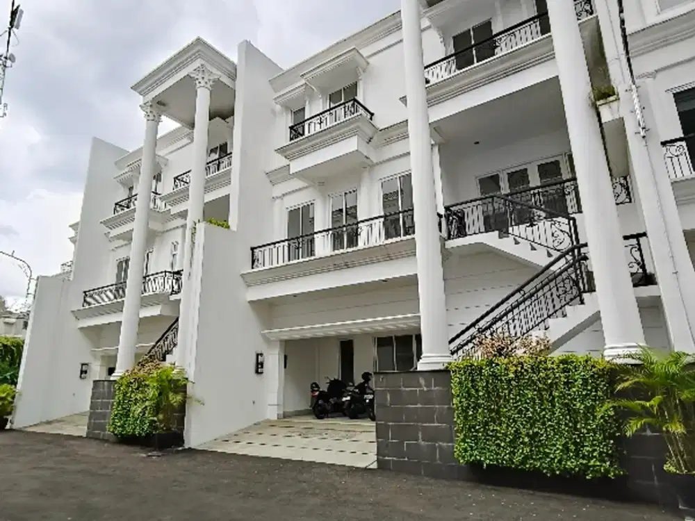 rumah 3 lantai di Lebak bulus ada lift nya