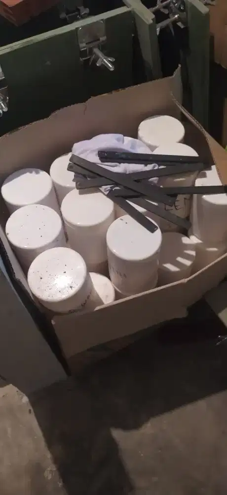 Perlengkapan peralatan sablon kaos.