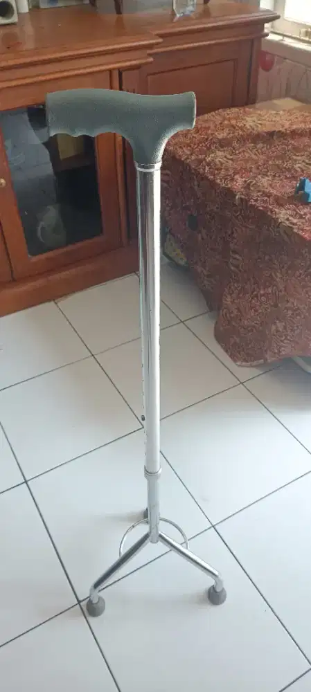 Tongkat 3 Kaki Alat Bantu Jalan