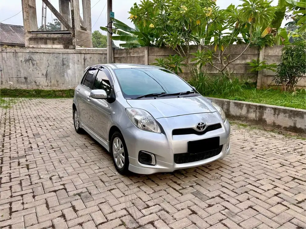 Toyota Yaris E At Silver Tahun 2013 Original Record Km Rendah