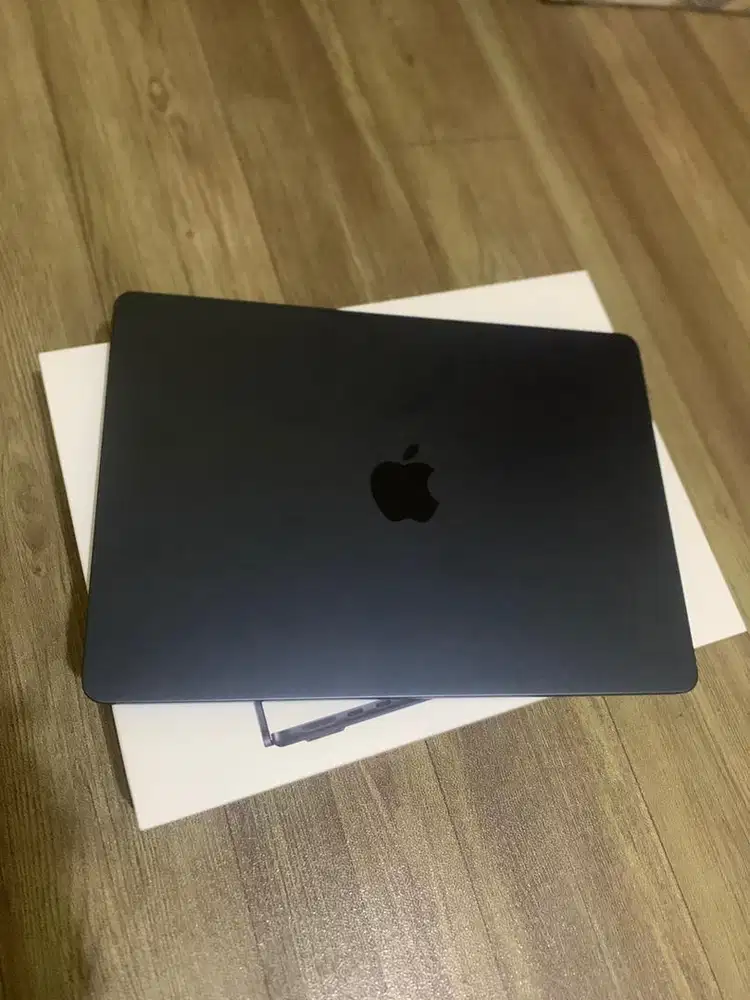 Macbook Air 13 M2 16GB 256GB Garansi Des 2025