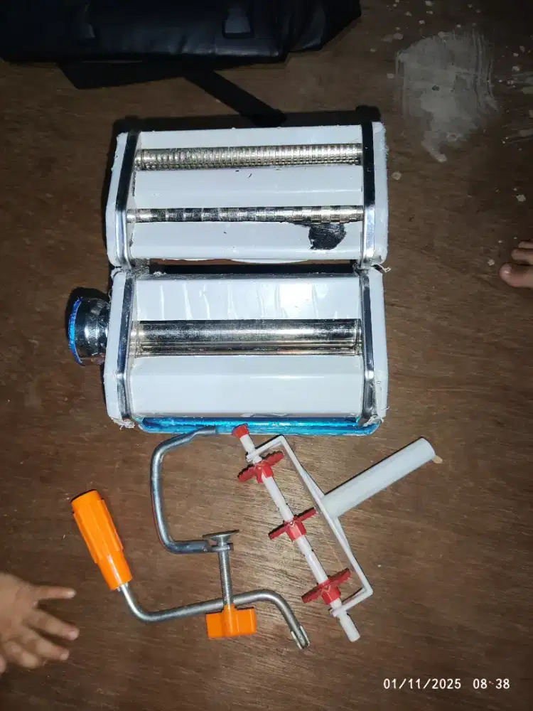 Alat lumpia pencetak mi