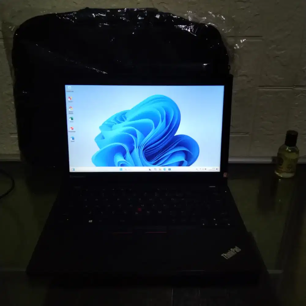 Lenovo thinkpad core i5 ram 8gb sdd 512gb normal tanpa Kendala