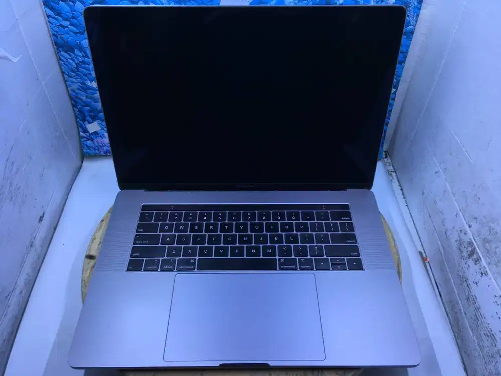 MACBOOK PRO 15 RETINA 2018 I7 2.2GHZ 256GB SSD 16GB RAM RADEON CAM FHD