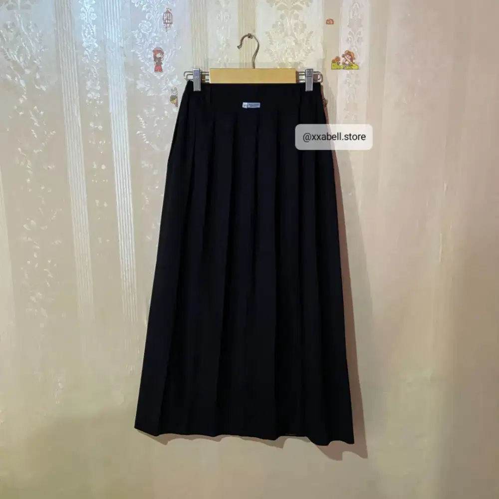 preloved rok hitam sekolah brand pelangi size 11