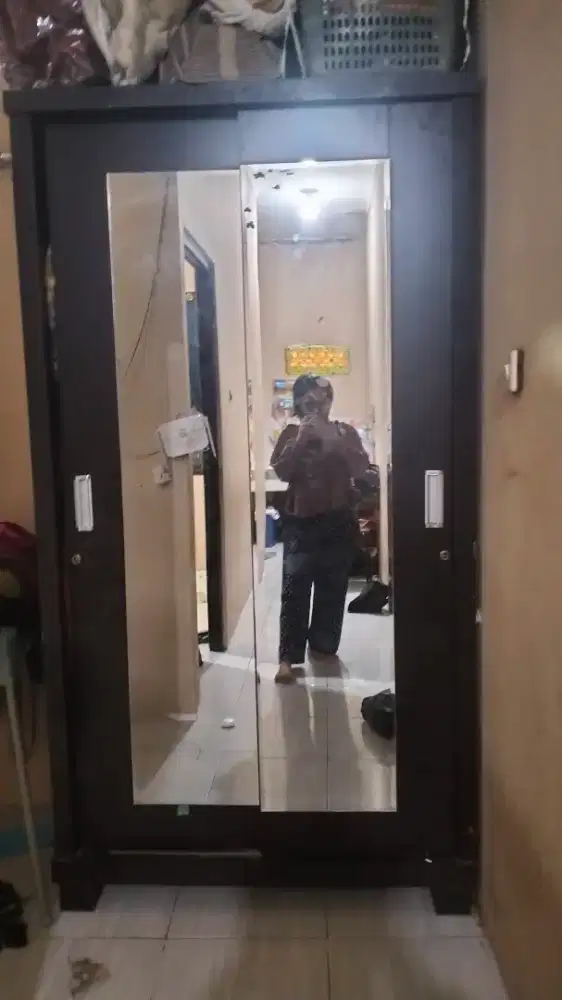 Lemari kayu besar pribadi, ada kaca full badan