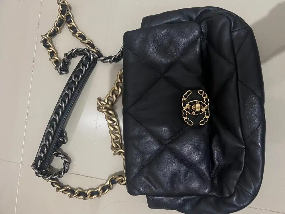Chanel 19 Black