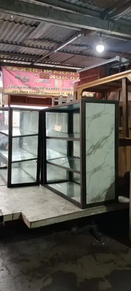 Etalase kaca rangka aluminium borongan