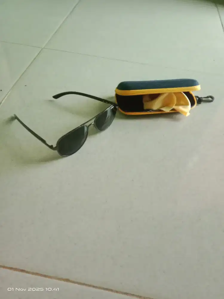 Kacamata hitam merk Cartier