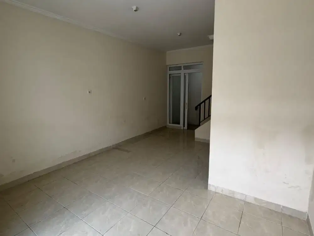 Disewakan rumah 2 lantai siap pakai di taman surya 5