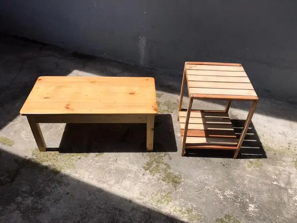 Meja kayu dan rak kayu