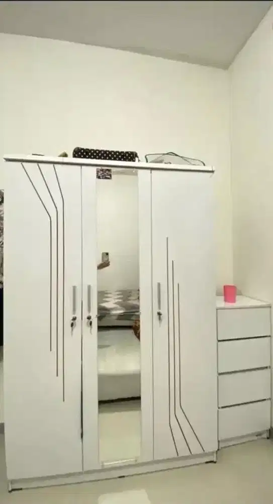 Lemari baju 3 pintu ada kacanya