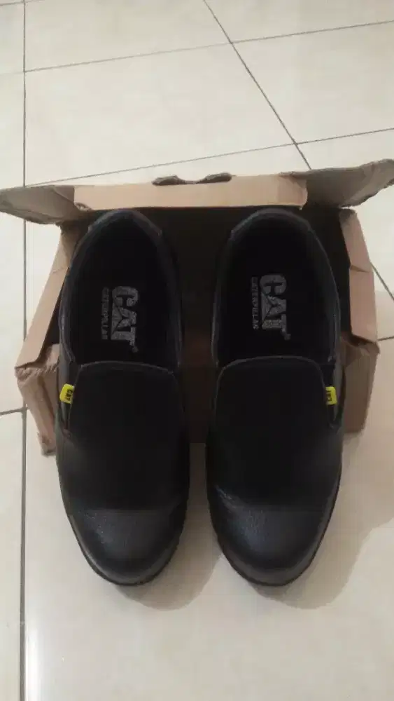 Di jual sepatu safety merk CAT No 40 dan tas laptop 2 buah merk lenovo