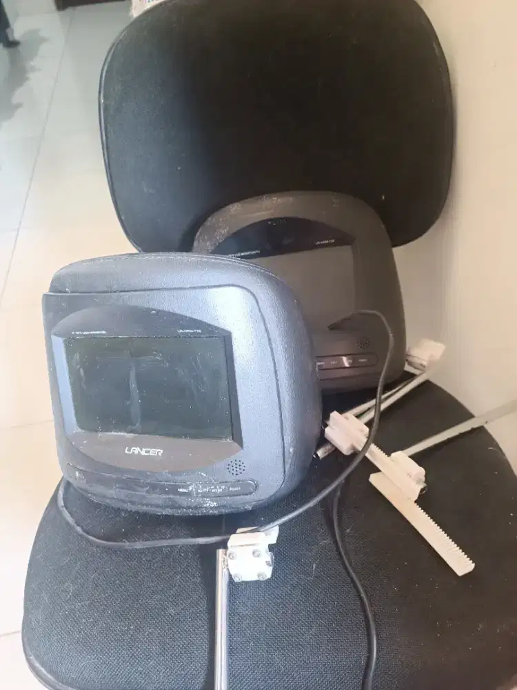 TV mobil merk lancer sepasang