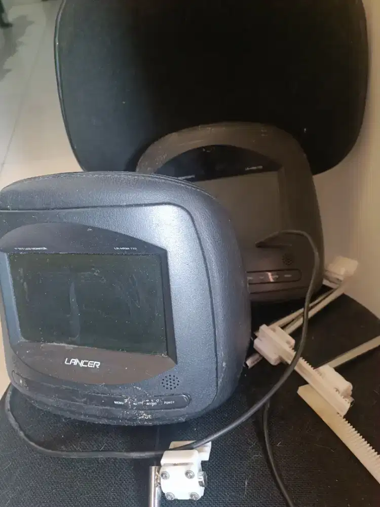 TV Mobil merk Lancer Sepasang