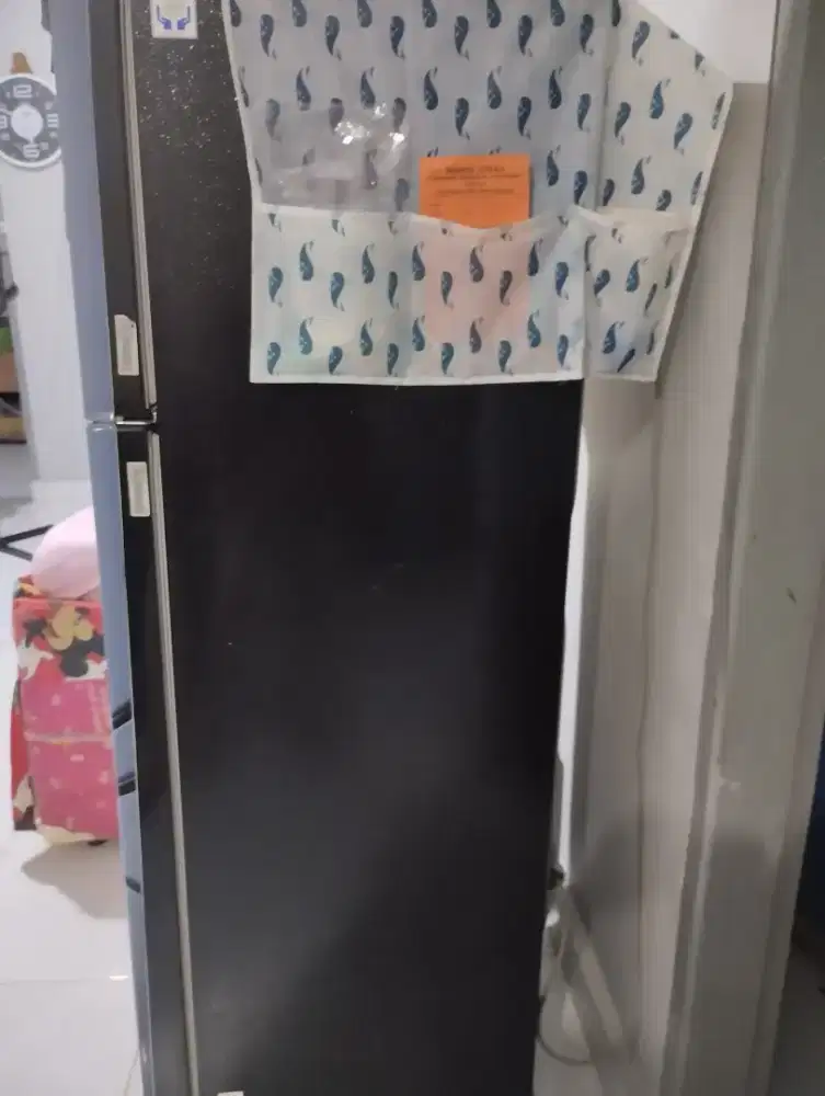 Menjual kulkas LG 2 pintu warna hitam. Mulus dan bagus