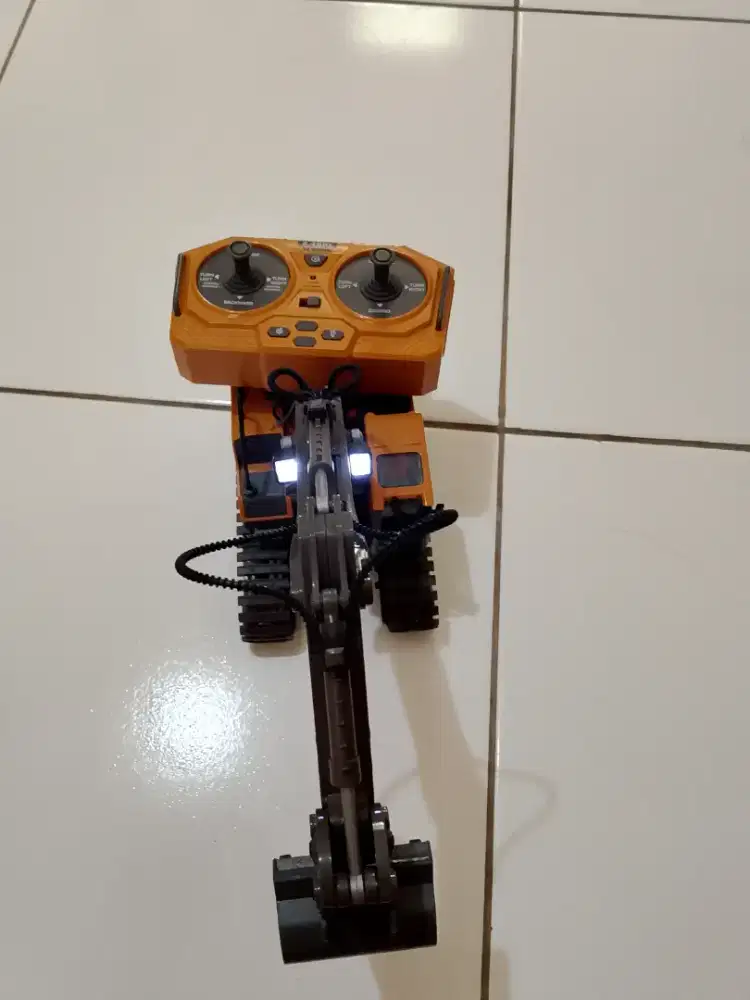 Mainan anak traktor