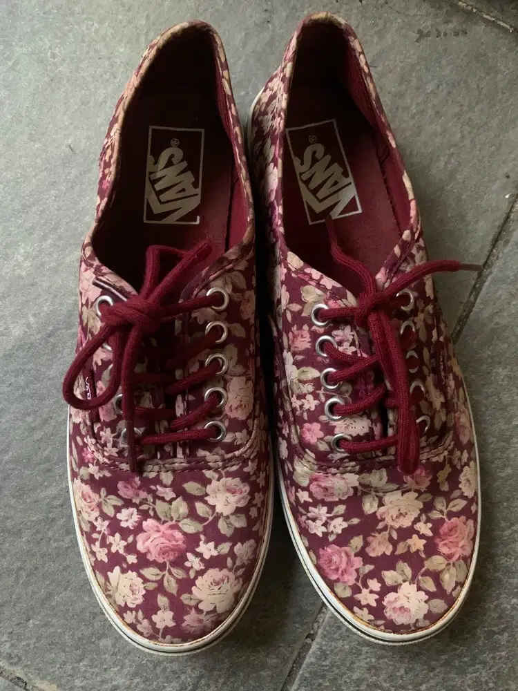 Sepatu converse Taylor swift wanita