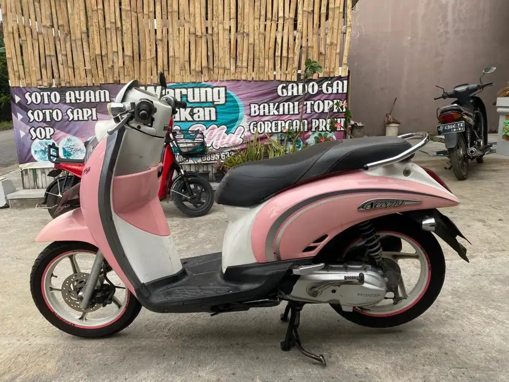 Honda Scoopy 2011 warna pink favorit siap pakai