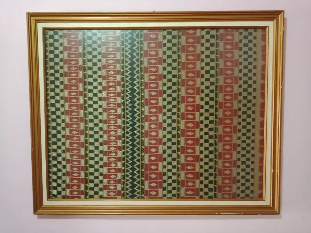 Pajangan dinding kain tapis lampung bingkai kaca size besar