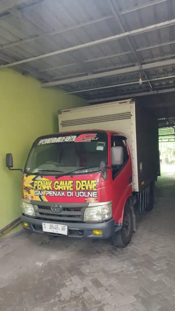 Truk box Toyota Dyna 110 ST Merah 2013