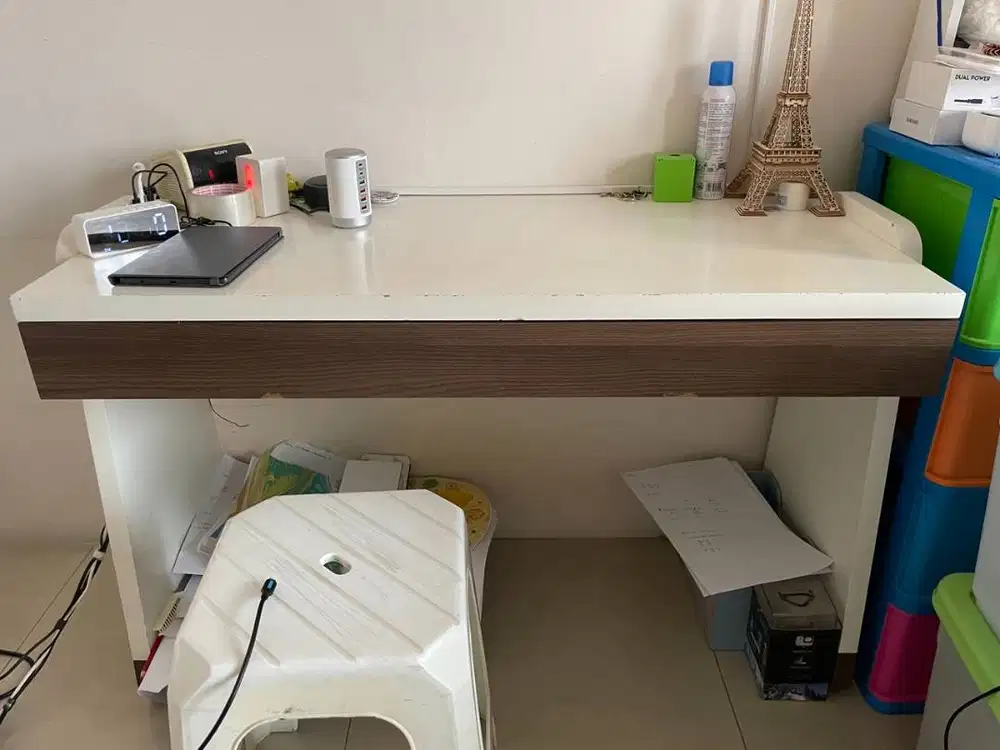 Meja tulis kerja satu laci warna putih dan corak HPL kayu bahan plywoo