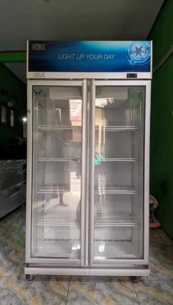 Dijual cepat Showcase 2 pintu Gea