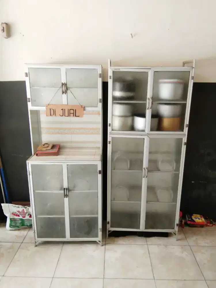 Lemari piring alumunium kaca