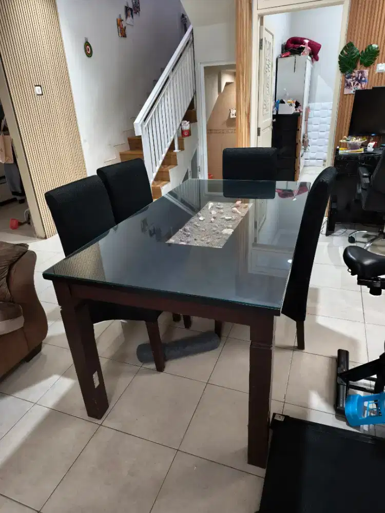 Meja makan kayu plus 5 kursi